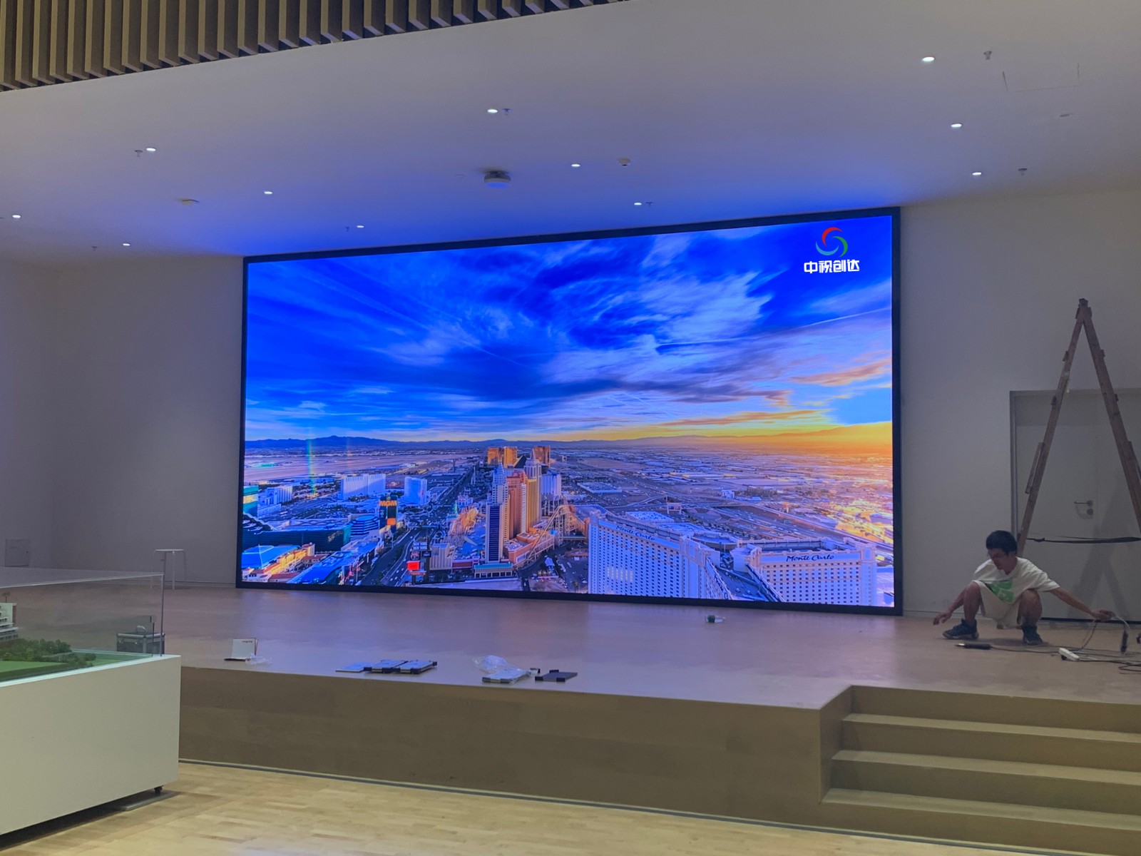 羅湖未來學(xué)校室內(nèi)體育館項(xiàng)目 LCH2.5大屏面積：7.36x3.68=27.085㎡