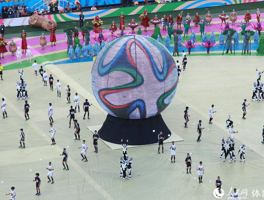 引領(lǐng)舞臺創(chuàng)新的LED機械異形屏